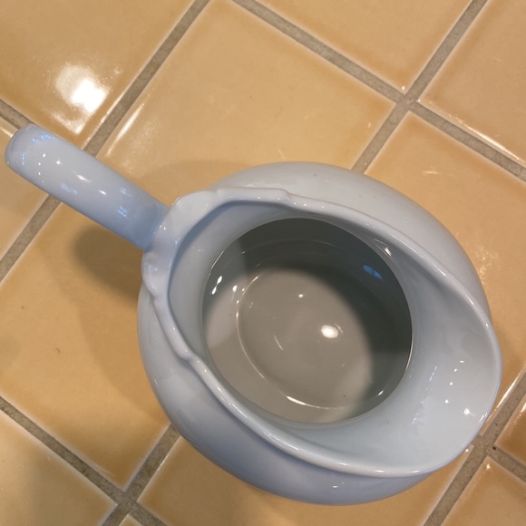 Beautiful White Gravy or Sauce Server with a Scrolled French-Inspired Handle. - Picture 4 of 5